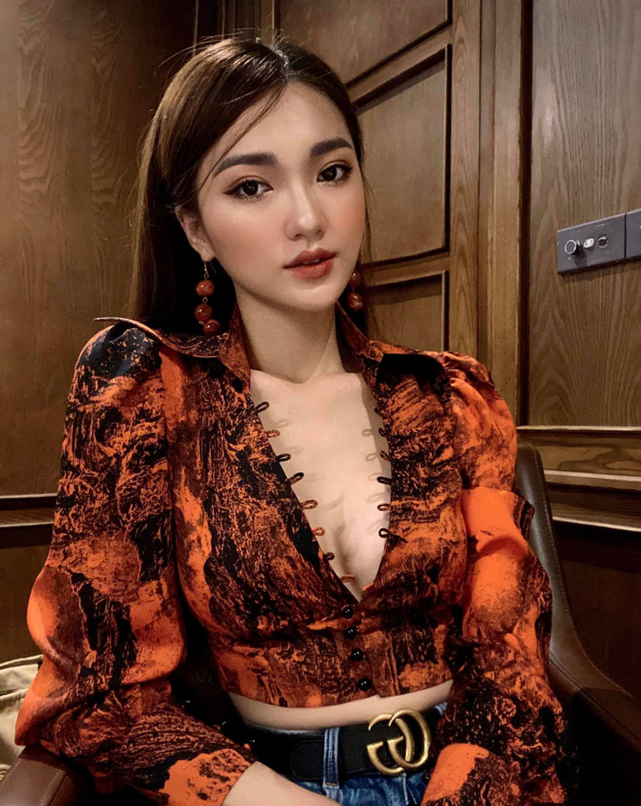 Ở tuổi 26, cô nàng tự tin mình có đủ khả năng để làm chủ cuộc sống mà không cần phụ thuộc vào bất cứ ai về kinh tế. Mời quý độc giả đón xem thêm video Chuyện người đẹp Việt đầu tiên đi thi quốc tế - Nguồn: KÊNH VTC1