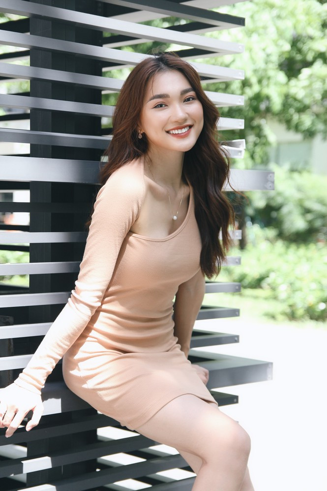 Tên tuổi của cô chính thức được nhiều người quan tâm, để ý khi dính tin đồn tình cảm với cầu thủ Phan Văn Đức vào năm 2018.