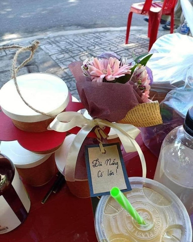Có lẽ mọi người đều hiểu rằng Đà Nẵng có ổn, đất nước mới có thể thêm phần yên tâm. Ai cũng hiểu mấy ngàn người đang ở khu cách ly, mỗi ngày nơi đây đều chịu áp lực lớn về nhu cầu ăn uống cũng như sinh hoạt cá nhân.