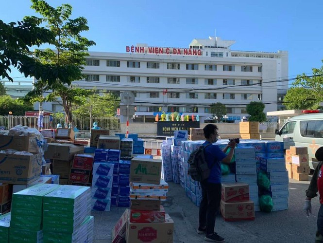 Trong tình cảnh đó, các nhà hảo tâm, các tổ chức thanh niên đã cùng nhau quyên góp, kêu gọi mọi người ủng hộ cả công sức và tiền bạc để chi viện cho những người đang cần. Đặc biệt, tại các bệnh viện nơi có hàng ngàn người đang được cách ly, điều trị thường xuyên có số lượng lớn quà tặng được gửi tới trong nhiều ngày qua.