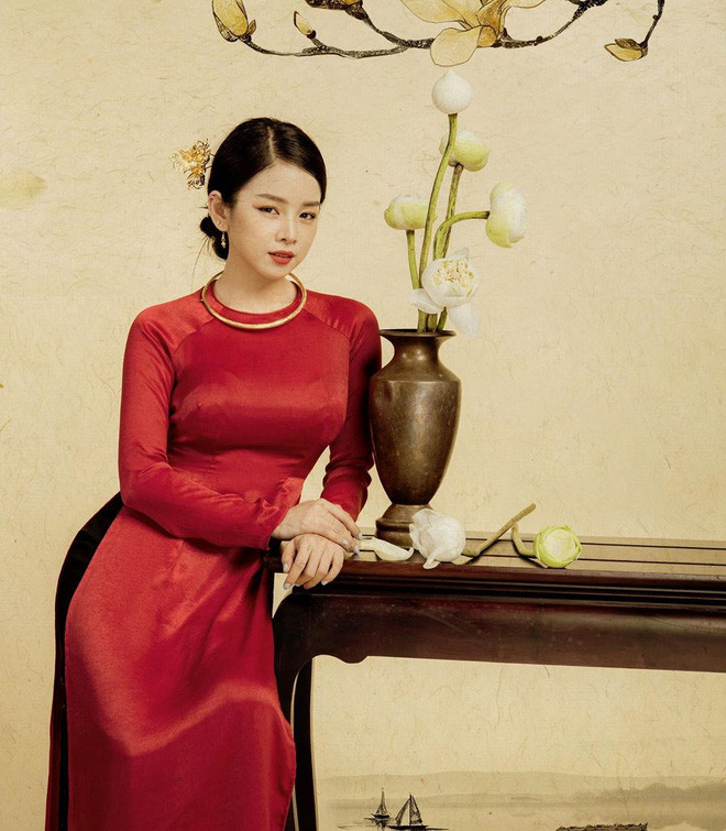 Đặc biệt nhất vẫn là hình ảnh nữ DJ nóng bỏng diện trang phục áo dài nền nã, nữ tính với mái tóc đen dài óng ả cùng vóc dáng cân đối.