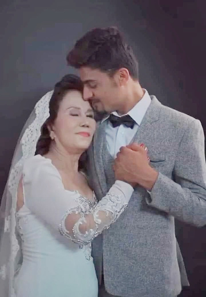 Đáng chú ý, theo người hàng xóm này đây không phải là lần đầu tiên cô dâu 65 tuổi bị chồng trẻ 24 tuổi bạo hành.