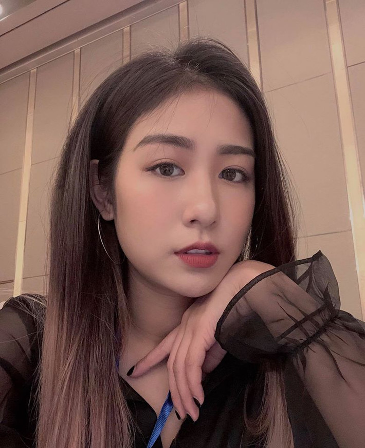 Sau khi xuất hiện chớp nhoáng trong một vài Vlog của anh trai Huyme, Trang Lou (Phạm Thu Trang) đã gây được nhiều chú ý với đông đảo giới trẻ bởi nét đẹp trong sáng, tinh nghịch của mình. Hot girl sinh 1995 còn được mọi người quan tâm bởi câu chuyên tình “thanh xuân tuổi 17” với anh chàng điển trai Tùng Sơn.