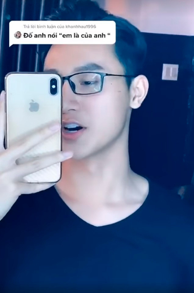 Trước đó, trai đẹp Tik Tok Khoa Vương đã khiến dân tình điêu đứng khi đăng tải nhiều đoạn clip "thả thính". Thậm chí, anh còn sở hữu một video với nội dung "các em hư đúng không" có tận 4,2 triệu lượt xem, hơn 200 ngàn lượt thả tim trên MXH này.