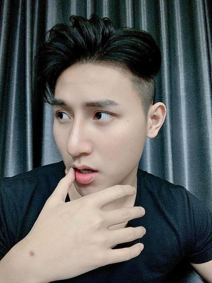 Được biết, Khoa Vương đang là một make up artist kiêm photographer tại Bạc Liêu.
