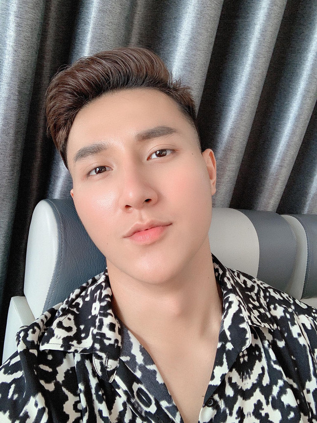 Bên cạnh những lời khen ngợi thì đa phần, dân mạng lại "ném đá" và cho rằng hot boy TikTok này làm lố, cố tình diễn hay thả thính nhạt nhẽo.