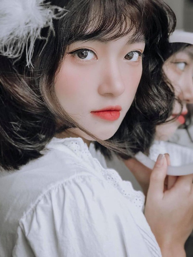 Hương Ly cho biết cô thấy bất ngờ lắm, vì bức ảnh thẻ ấy đã được chụp từ lâu.