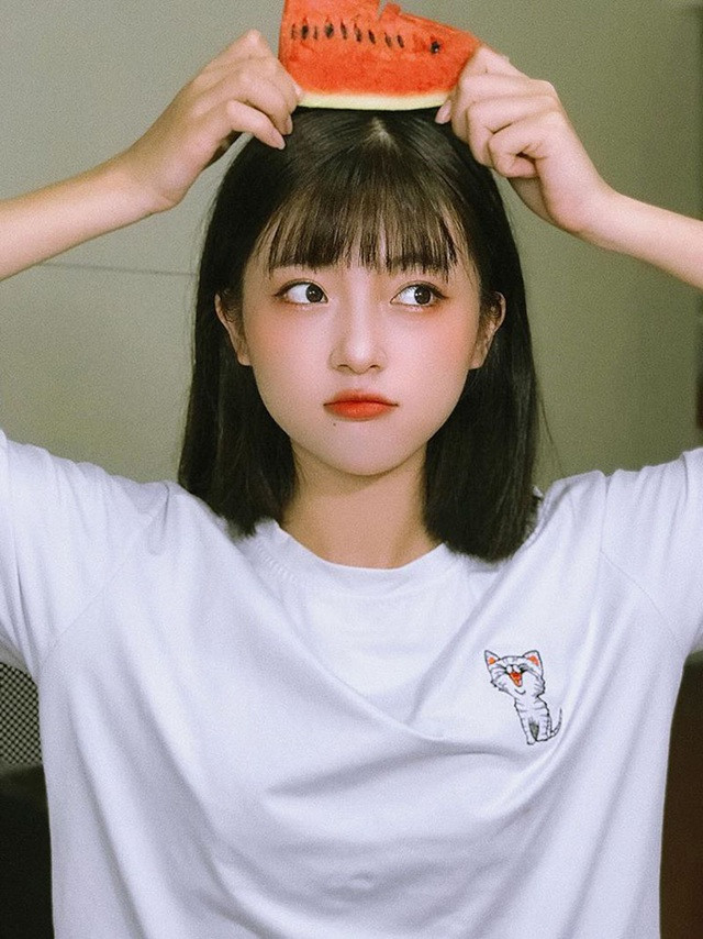 Lương Thị Hương Ly (sinh năm 2000 tại Lào Cai) từng được cư dân mạng chú ý với những hình ảnh chụp cùng trang phục dân tộc.