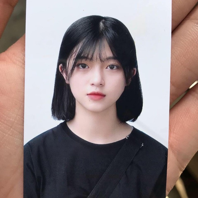 Mới đây, hình ảnh thẻ của Hương Ly bất ngờ được cư dân mạng tìm ra và xuất hiện trên một số diễn đàn tiếp tục khiến Ly trở thành cái tên được kiếm tìm.
