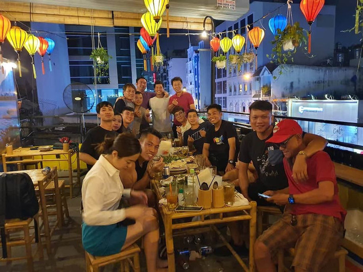 Trong ảnh, cả 2 đứng sát nhau nhưng không có những động tác tình cảm như Tấn Tài và bạn gái.