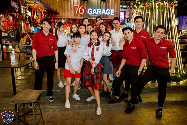 Dàn shipper 6 múi này sở hữu thân hình vạm vỡ, khuôn mặt điển trai nam tính. Dù có là đơn hàng nhỏ đi chăng nữa cũng được các shipper này mang đến tận nhà. Chính vì sự tận tâm và yếu tố ngoại hình đã khiến cho 76 Garage ngay lập tức đón một lượng khách lớn mỗi ngày.