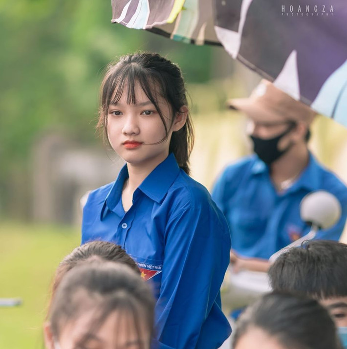 Mới đây, trên fanpage chuyên đăng tải những hình ảnh trai xinh gái đẹp bất ngờ xuất hiện một nữ sinh tình nguyện viên sở hữu vẻ đẹp trong veo nhanh chóng gây chú ý cộng đồng mạng.