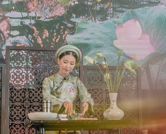Ý Nhi hiện là sinh viên năm 3, khoa Quốc tế học, ĐH Ngoại ngữ (ĐH Huế). Tại cuộc thi, cô gây ấn tượng với vẻ đẹp dịu dàng cùng phần thi tài năng tái hiện nghệ thuật pha trà cung đình Huế đặc sắc. Ý Nhi cũng được ban giám khảo đánh giá cao khi có câu trả lời ứng xử thông minh, khéo léo.