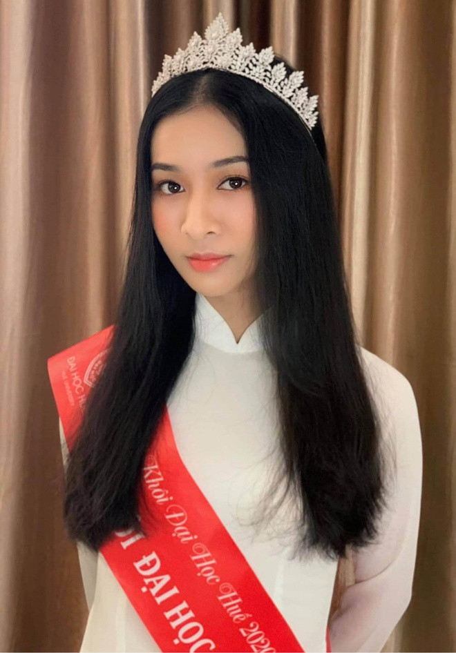 Chia sẻ với Zing, hoa khôi ĐH Huế cho biết cô đến cuộc thi với mong muốn khẳng định bản thân và làm mới cuộc sống sinh viên. "Mình nghĩ ngoài yếu tố về vẻ đẹp bên ngoài, những giá trị về tri thức và lòng nhân ái cũng được ban giám khảo đánh giá cao trước khi đưa ra quyết định cuối cùng. Cuộc thi là một hành trình dài nên mang đến cho mình rất nhiều trải nghiệm thú vị", nữ sinh nói thêm.