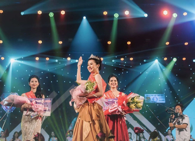 Trước khi tham gia Hoa khôi sinh viên ĐH Huế, Ý Nhi từng là quán quân của cuộc thi Nét đẹp học đường, Hoa khôi trường THPT Hai Bà Trưng (Huế)... Nữ sinh cho biết cô đang hoàn thành tiểu luận tốt nghiệp đồng thời tích cực chuẩn bị cho cuộc thi Hoa hậu Việt Nam sắp tới.