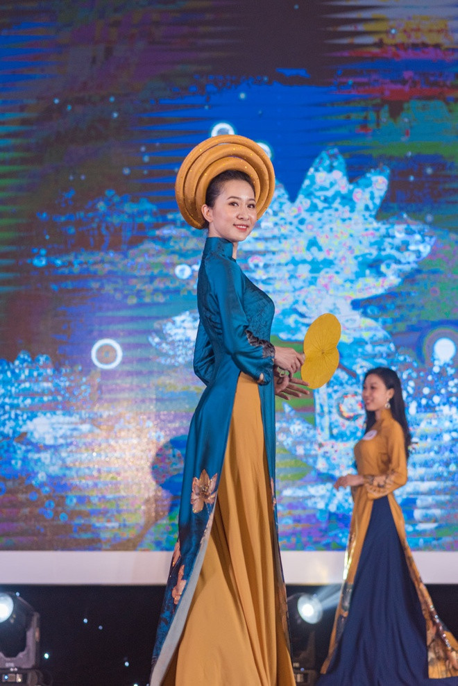 Tân hoa khôi ĐH Huế có thành tích học tập đáng nể khi 3 năm liên tiếp giành học bổng xuất sắc, có điểm trung bình thuộc hàng top tại khoa (3,8/4). Trước đó, cô nhiều năm là học sinh giỏi, đạt giải 3 Olympic tiếng Anh toàn quốc và giải nhất cuộc thi tiếng Anh hùng biện ĐH Huế.