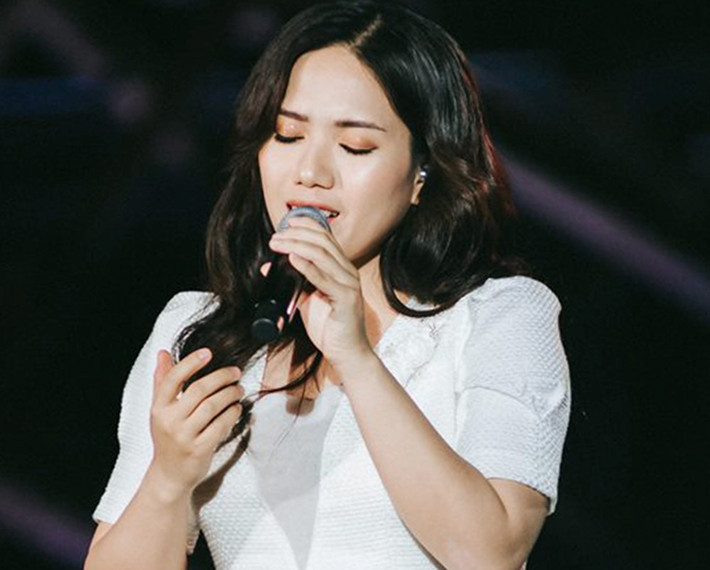 Thuỳ Chi là nữ ca sĩ trẻ được đánh giá có kiến thức thanh nhạc tốt nhất nhì làng giải trí xứ Việt, ngoài ra cô luôn tập trung trao dồi kỹ năng chuyên môn nên Chi hoàn toàn xứng đáng với vai trò của một người chỉ dẫn, giảng dạy. Mời quý độc giả đón xem thêm video Midu "vồ ếch" ngay trên thảm đỏ Cánh diều 2017 - Nguồn: VTC NOW