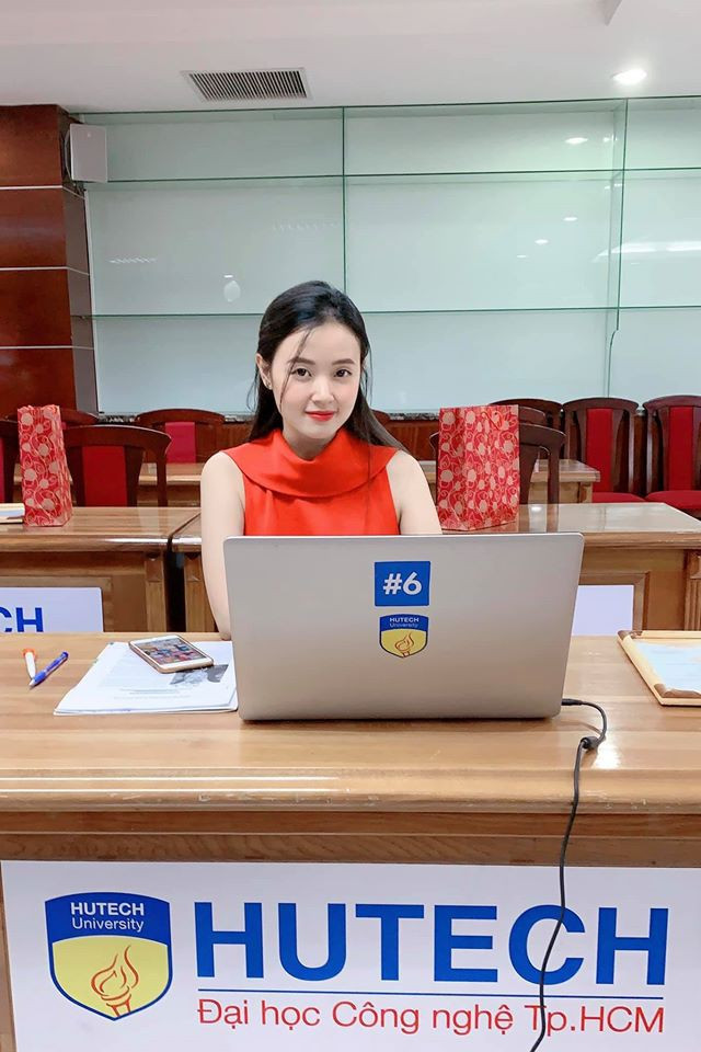 Cách đây không lâu hot girl Midu bất ngờ nổi lên qua những hình ảnh khi trở thành giảng viên đại học. Hiện tại, Midu giảng dạy ngành Thiết kế thời trang của Khoa Kiến trúc Mỹ thuật của trường Đại học Công nghệ TP HCM (Hutech).
