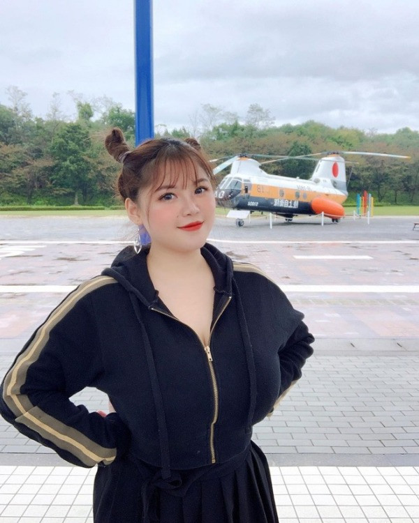 Dễ nhận ra cô bạn cũng lựa chọn cho mình nhiều trang phục kín đáo, tối màu hơn hẳn trước đây.