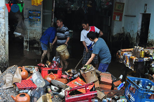 Bà Nguyễn Thị Tường Vi - Chủ tịch UBND phường Bùi Thị Xuân, thành phố Quy Nhơn, tỉnh Bình Định cho biết: “Chúng tôi kịp thời cùng một số hộ dân khu vực 8 khắc phục dầu lan. Báo cáo với UBND thành phố Quy Nhơn, Sở TN-MT và các ngành chức năng cùng. Hiện nay đang khoanh vùng lại không cho dầu lây lan trên diện rộng. Khu vực bị ảnh hưởng bởi dầu loang là: khu vực 5, khu vực 6, khu vực 7, khu vực 8. Nguồn ảnh:VOV.