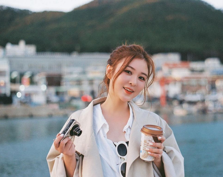Sở hữu nhan sắc đáng yêu với gương mặt bầu bĩnh và đôi mắt to tròn, gái xinh này dù đã ở U40 nhưng vẫn trẻ trung hơn tuổi thật.