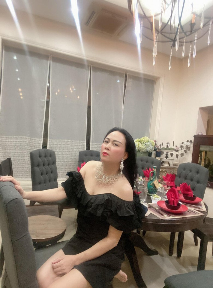 Làn da của U50 của Phượng Chanel căng bóng không tì vết. Cô được khen ngợi da đẹp xuất sắc, đến gái 18 còn thua.