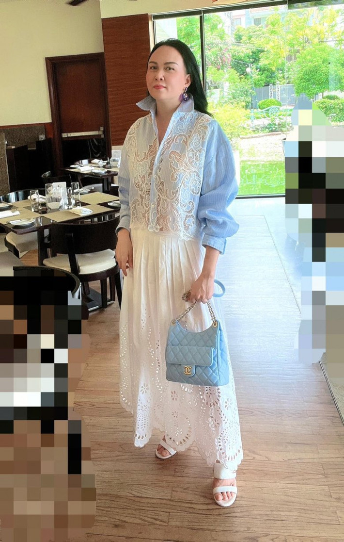 Thực tế, Phượng Chanel sinh năm 1977, năm nay cô đã bước sang tuổi 46 - độ tuổi trung niên và cập bến ngũ tuần. Đáng chú ý hơn cả chính là việc người đẹp đã trải qua 3 lần sinh nở.