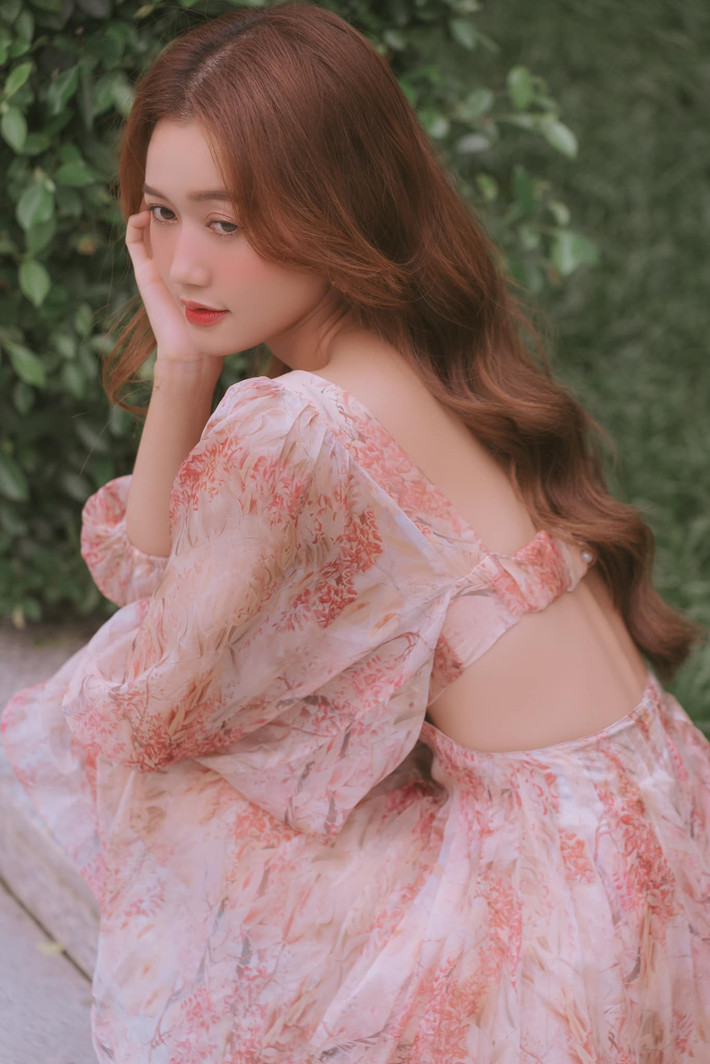 Những năm đầu mới nổi tiếng, Nhung Gumiho gắn liền với hình tượng ngây thơ, kẹo ngọt. Thời gian gần đây, hot girl Sài thành từng bước "lột xác" phong cách.