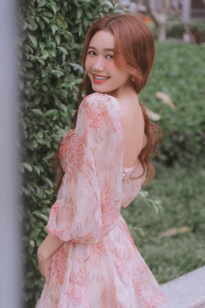 Sở hữu vẻ ngoài ngọt ngào, đặc biệt là nụ cười "tỏa nắng", những khoảnh khắc của hot girl gốc Quảng Bình đăng tải trên mạng xã hội đều nhanh chóng nhận về đông đảo lượt yêu thích của công chúng.