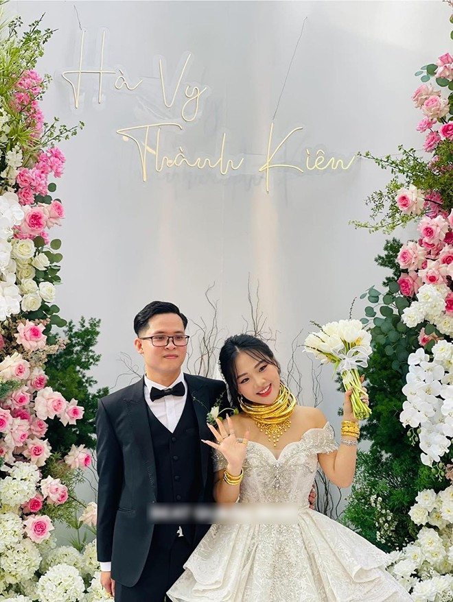 Mới đây, cộng đồng mạng chia sẻ hình ảnh trong một đám cưới xa hoa, lộng lẫy ở thành phố Hạ Long, Quảng Ninh.