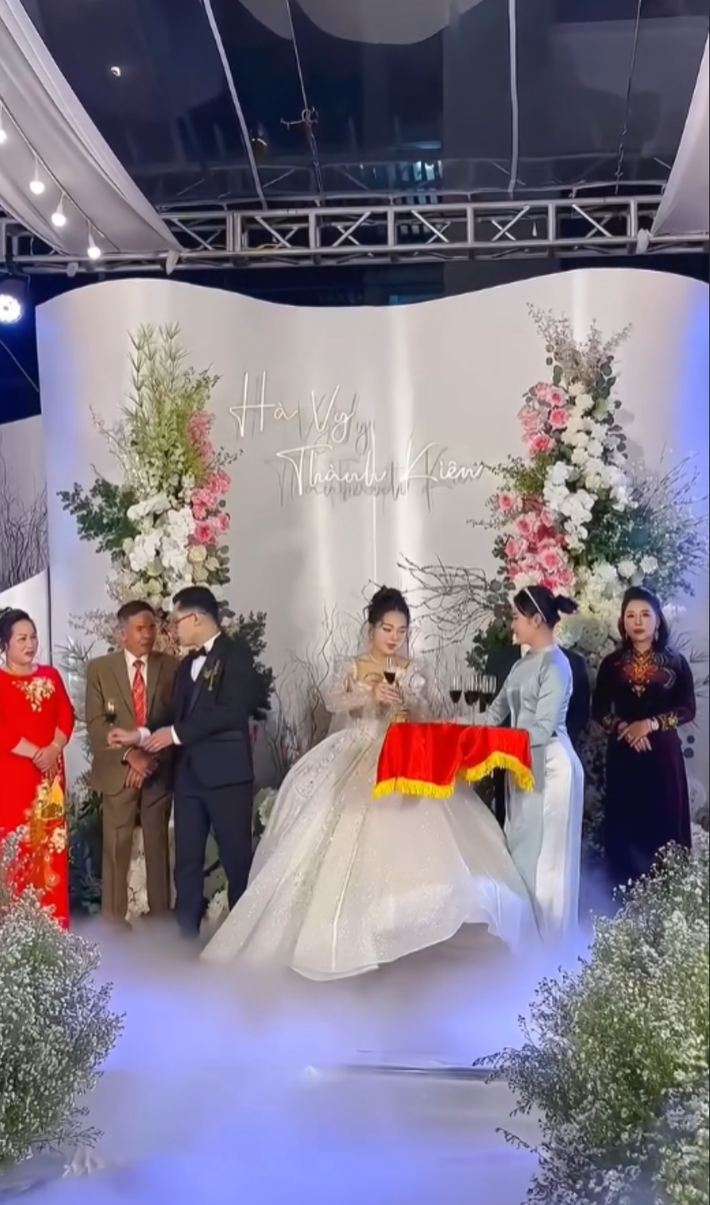 Theo nguồn tin cho biết, Hà Vy là con gái một đại gia nổi tiếng xứ than; chú rể là Thành Kiên, có gia thế không hề thua kém với đàng gái.