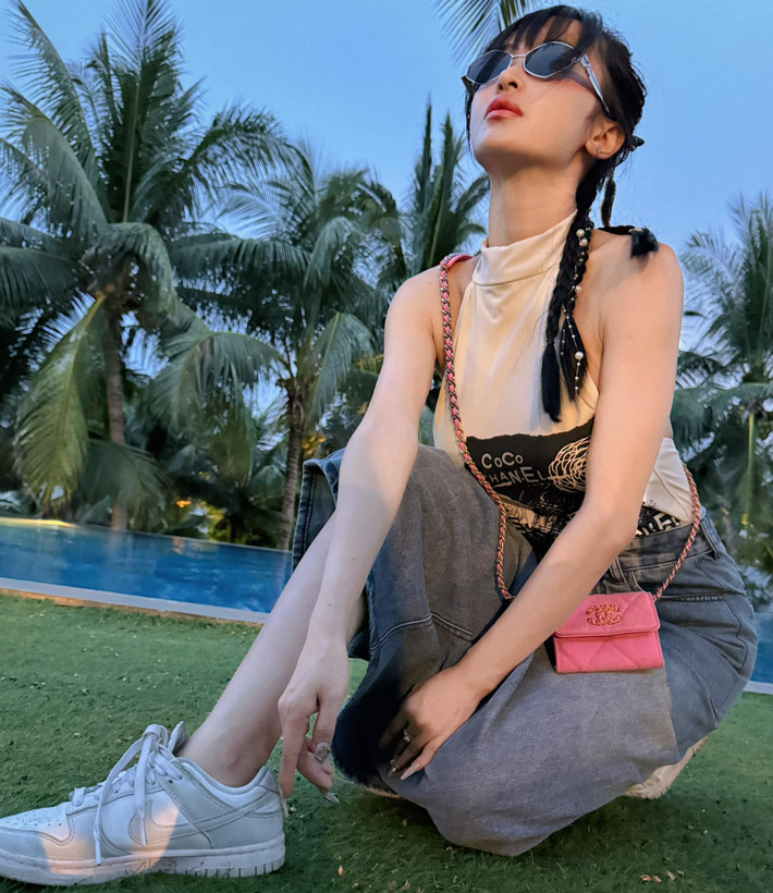 Cũng chính sự yêu chiều này của Minh Nhựa mà Mina Phạm thường được nhận xét là nhan sắc ngày càng thăng hạng. Ảnh: FBNV, IGNV