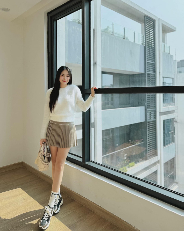 Nữ MC thời tiết này được khán giả ưu ái gọi bằng nhiều biệt danh như "MC xinh đẹp nhất VTV" hay "cô gái thời tiết".