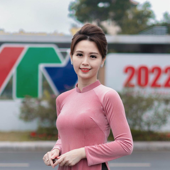 Nữ BTV kỳ cựu Hương Liên cũng được khen có nét đẹp dịu dàng, nữ tính.