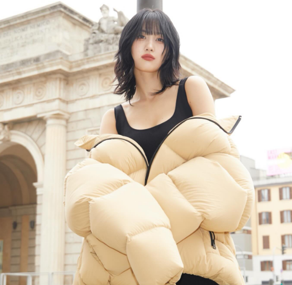 Momo (tên đầy đủ Momo Hirai, ở Nhật Bản) là gái xinh nổi tiếng, sở hữu lượng fan hâm mộ hùng hậu.
