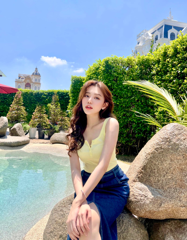 Lướt trang cá nhân của bạn gái Phan Tuấn Tài, khán giả có thể thấy được những bộ cánh ấn tượng, khoe khéo vóc dáng.