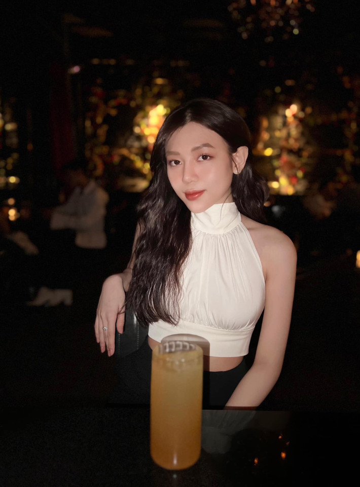 Bạn gái chàng cầu thủ đam mê túi xách, ưa chuộng các thương hiệu đắt đỏ như Dior, Louis Vuitton, Gucci...