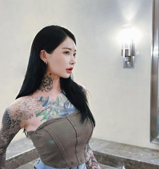 Ahn Lina là nữ thợ xăm đến từ Hàn Quốc, cô được biết đến vì xinh đẹp và cá tính.