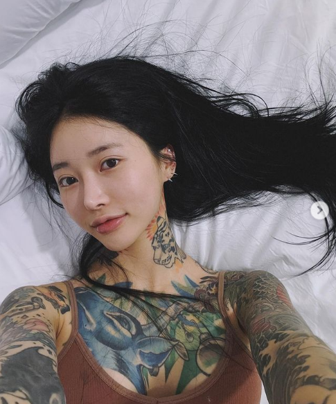 Hot girl xăm hình này còn nổi bật vì sở hữu gương mặt xinh đẹp như búp bê.