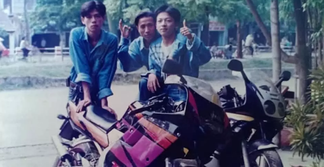 Ngoài gây ấn tượng bởi phong cách ăn mặc, các nam thanh nữ tú khiến ai nhìn cũng phải trầm trồ khi "cưỡi" trên những chiếc motor đắt đỏ.