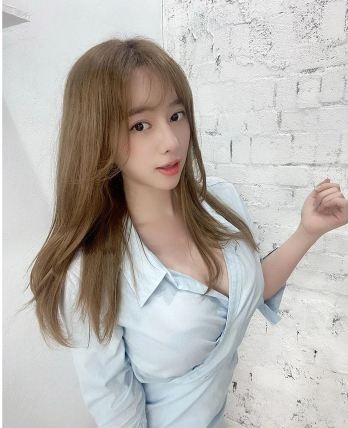 Kim Nara là một nữ streamer tại Hàn Quốc nhưng không gặt hái được thành công dù rất chăm chỉ phát sóng.