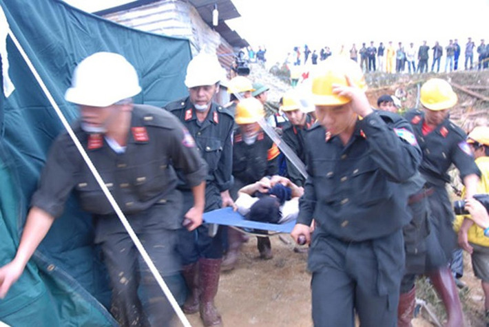 16h36 ngày 19/12, mũi khoan đã khoan thông hầm, giải thoát cho 12 nạn nhân. 16h58, người đầu tiên trong số họ được đưa lên xe chuyển về Bệnh viện ở TP. Đà Lạt, tỉnh Lâm Đồng.
