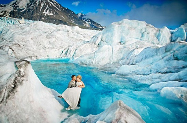 Cặp đôi người Mỹ đã cùng nhiếp ảnh gia Josh Martinez đi trực thăng đến dòng sông băng Alaska để thực hiện bộ ảnh tuyệt đẹp. Tuy phải chịu đựng khí hậu lạnh lẽo và địa hình nguy hiểm, hai vợ chồng vẫn rất vui vẻ, phối hợp nhiệt tình và hết sức ăn ý khi tạo dáng. Được biết, họ cũng là những người “tiên phong” đến sông băng Alaska chụp ảnh cưới.