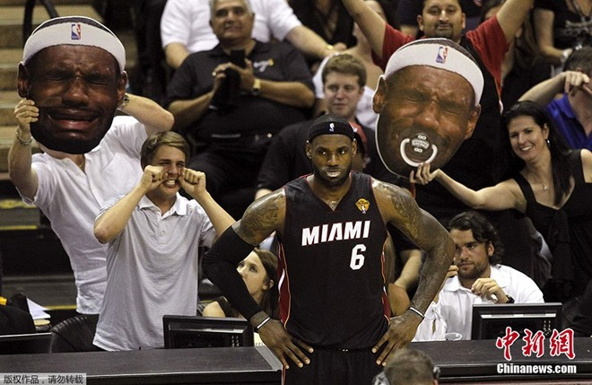 Tại chung kết giải NBA, CĐV của Spurs mang hình nộm gương mặt khóc trêu James bên phía Miami Heat. Trong loạt trận này, Spurs giành chiến thắng với tỷ số 4-1 vào ngày 15/6.