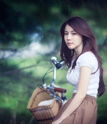 "Áp lực từ dư luận khiến mình mệt mỏi và bế tắc những ngày qua. Mình chỉ biết im lặng và chờ sóng gió nhanh qua" - hotgirl 9X chia sẻ.