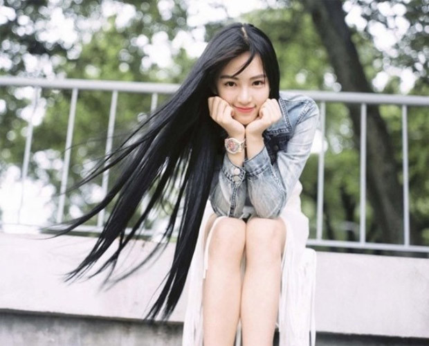 Nữ thần bóng rổ Huang Cancan: Cô sinh năm 1995 tại Hồ Bắc, Trung Quốc, đang học truyền hình tại ĐH Vũ Hán. L oạt ảnh mặc đồng phục bóng rổ trên sân trường khiến Huang Cancan nổi tiếng. Cô hút hồn dân mạng nhờ mái tóc dài đen nhánh, làn da trắng và khuôn mặt nhỏ xinh.