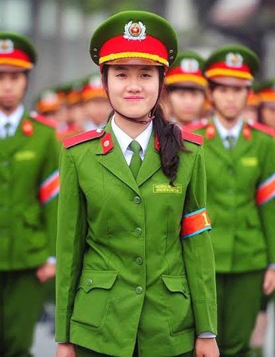 Biết số rất ít thí sinh nữ đậu vào Học viện Cảnh sát nên Linh xác định cố gắng hết sức nhưng không đặt quá nhiều hi vọng vào ngôi trường này. Kết quả đỗ cả hai trường như món quà ý nghĩa cho cô hotgirl trường cảnh sát.