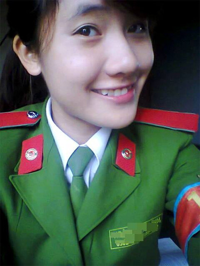 Niềm hạnh phúc của hotgirl trường cảnh sát khi khoác bộ quân phục.