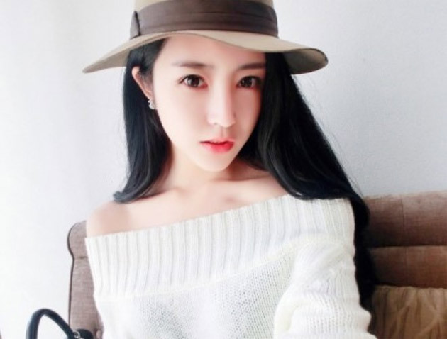 Nhược Ngữ sinh năm 1988 nhưng vẻ ngoài như mới tuổi teen. Trang Renren cá nhân của cô hút 12.000 người theo dõi, Sina là 52.000. Đặc biệt, tài khoản Weibo của Nhược Ngữ có đến hơn 580.000 fan. Hiện cô làm người mẫu cho hãng xe hơi, mô hình máy bay, công ty game online và mở một cửa hàng thời trang trên mạng.