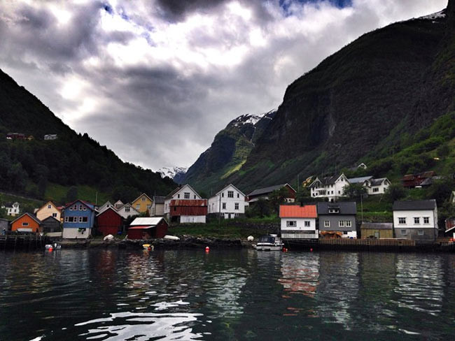 Thắng cảnh Sognefjord ở hạt Sogn og Fjordane với mênh mông nước, thác hùng vĩ và vách đá thăm thẳm xuất hiện nhiều trong phim.